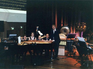 Willem Jeths, componist van TIM/BA voor o.a. piano, gamelan en (brekend) glas, met de musici