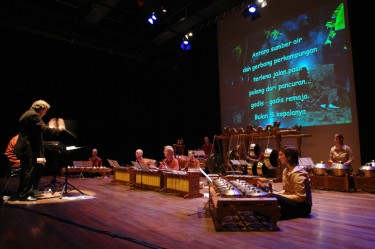 Antara Benua dan Benua: poëzie, gamelan, slagwerk, voordracht, ‘tape’muziek en beeld